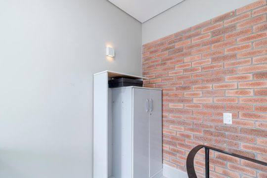 Comprar apartamento mobiliado com 2 quartos e piscina no condomínio. — Escritório
