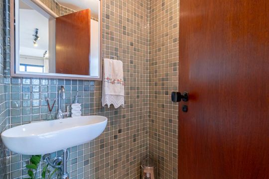Comprar apartamento mobiliado com 2 quartos e piscina no condomínio. — Lavabo