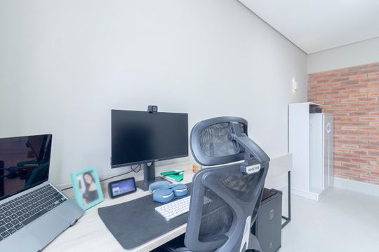 Comprar apartamento mobiliado com 2 quartos e piscina no condomínio. — Escritório