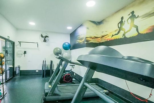 Comprar apartamento mobiliado com 2 quartos e piscina no condomínio. — Área comum - Academia
