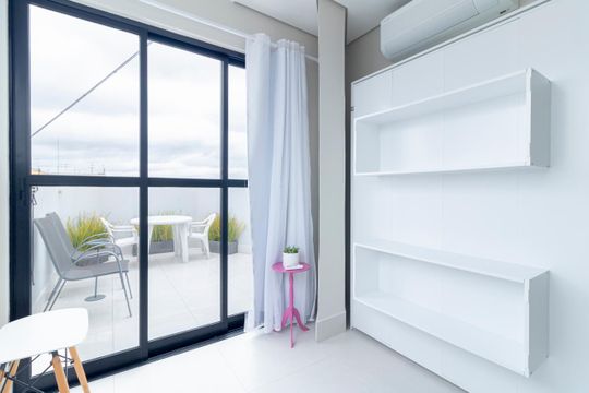 Comprar apartamento mobiliado com 2 quartos e piscina no condomínio. — Escritório