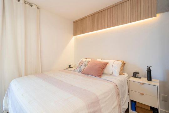 Comprar apartamento mobiliado com 2 quartos e piscina no condomínio. — Quarto Suíte