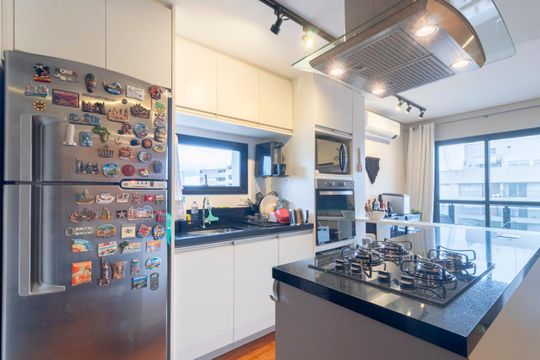 Comprar apartamento mobiliado com 2 quartos e piscina no condomínio. — Cozinha
