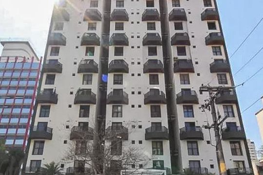 Comprar apartamento mobiliado com 2 quartos e piscina no condomínio. — Fachada do Prédio
