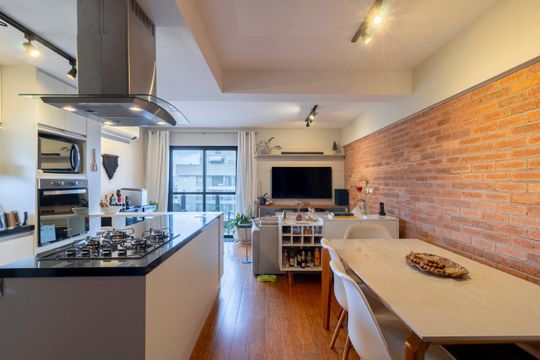 Comprar apartamento mobiliado com 2 quartos e piscina no condomínio. — Sala de Jantar