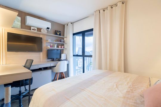 Comprar apartamento mobiliado com 2 quartos e piscina no condomínio. — Quarto Suíte