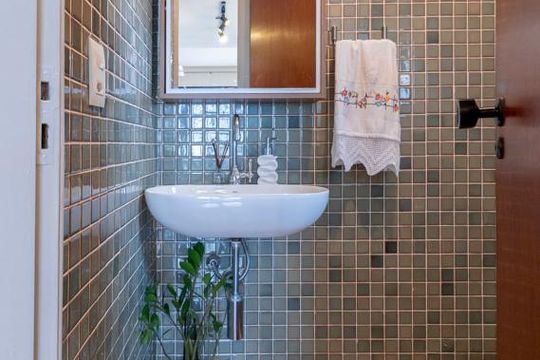 Comprar apartamento mobiliado com 2 quartos e piscina no condomínio. — Lavabo