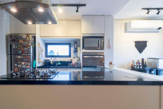 Comprar apartamento mobiliado com 2 quartos e piscina no condomínio. — Cozinha