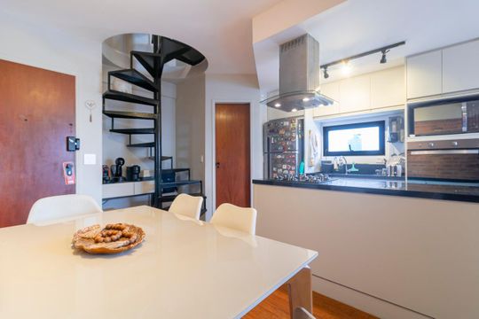 Comprar apartamento mobiliado com 2 quartos e piscina no condomínio. — Sala de Jantar