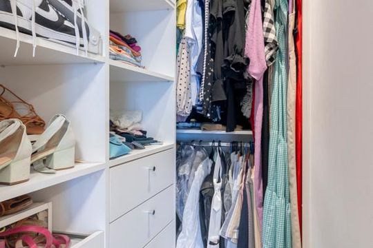 Comprar apartamento mobiliado com 2 quartos e piscina no condomínio. — Closet da Suíte