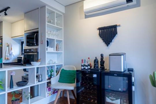 Comprar apartamento mobiliado com 2 quartos e piscina no condomínio. — Sala