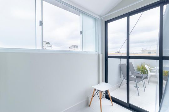 Comprar apartamento mobiliado com 2 quartos e piscina no condomínio. — Escritório