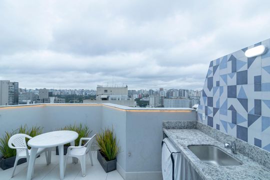 Comprar apartamento mobiliado com 2 quartos e piscina no condomínio. — Área Privativa