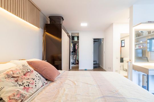 Comprar apartamento mobiliado com 2 quartos e piscina no condomínio. — Quarto Suíte