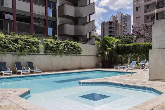 Comprar apartamento mobiliado com 2 quartos e piscina no condomínio. — Área comum - Piscina