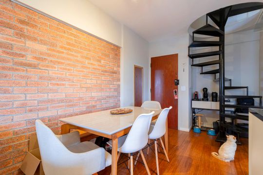 Comprar apartamento mobiliado com 2 quartos e piscina no condomínio. — Sala de Jantar