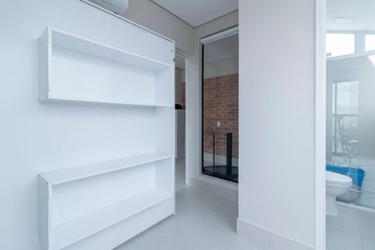 Comprar apartamento mobiliado com 2 quartos e piscina no condomínio. — Escritório