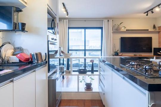 Comprar apartamento mobiliado com 2 quartos e piscina no condomínio. — Cozinha