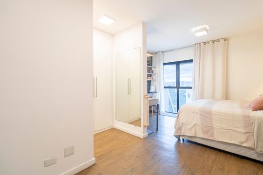 Comprar apartamento mobiliado com 2 quartos e piscina no condomínio. — Quarto Suíte