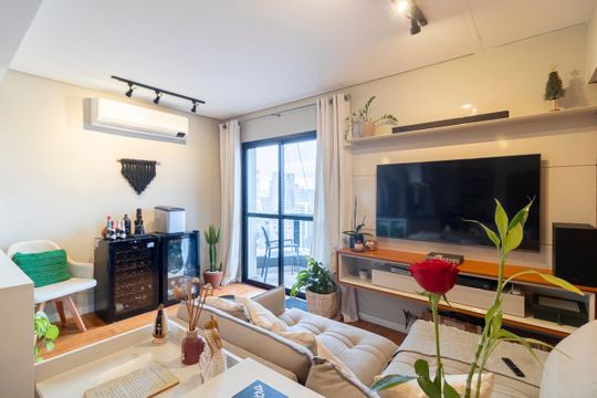 Comprar apartamento mobiliado com 2 quartos e piscina no condomínio. — Sala