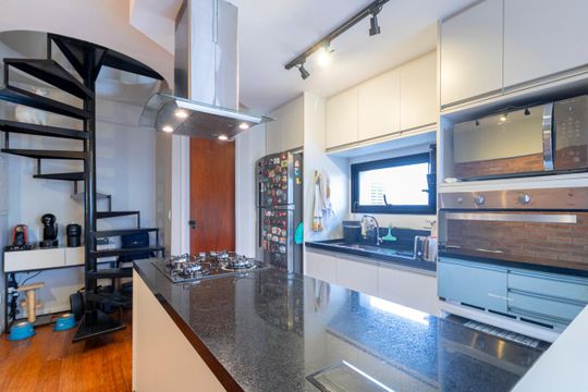 Comprar apartamento mobiliado com 2 quartos e piscina no condomínio. — Cozinha