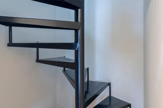 Comprar apartamento mobiliado com 2 quartos e piscina no condomínio. — Escada