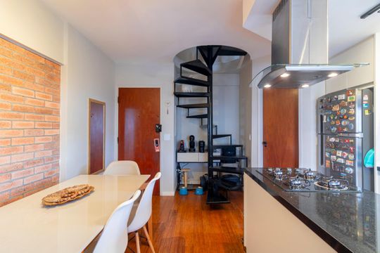 Comprar apartamento mobiliado com 2 quartos e piscina no condomínio. — Sala de Jantar
