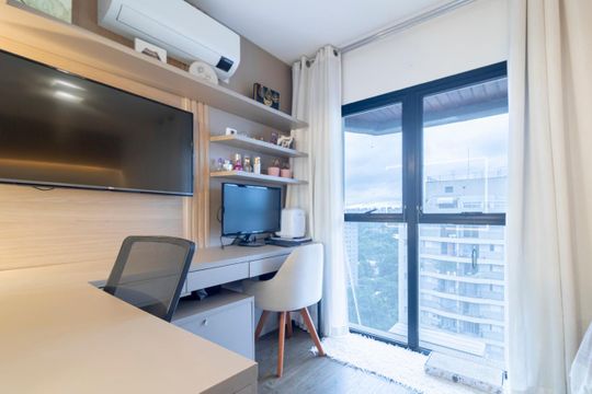 Comprar apartamento mobiliado com 2 quartos e piscina no condomínio. — Quarto Suíte