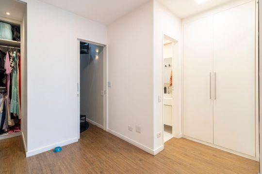 Comprar apartamento mobiliado com 2 quartos e piscina no condomínio. — Quarto Suíte