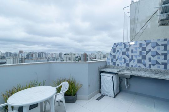 Comprar apartamento mobiliado com 2 quartos e piscina no condomínio. — Área Privativa