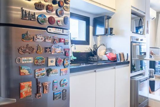 Comprar apartamento mobiliado com 2 quartos e piscina no condomínio. — Cozinha