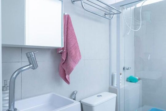 Comprar apartamento mobiliado com 2 quartos e piscina no condomínio. — Banheiro Social