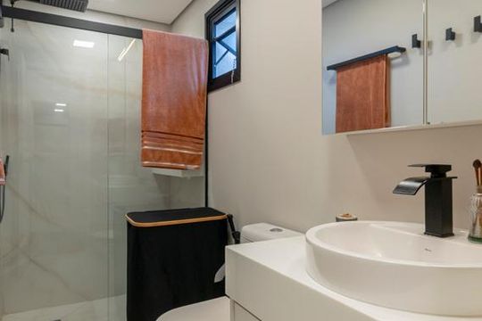 Comprar apartamento mobiliado com 2 quartos e piscina no condomínio. — Banheiro da Suíte