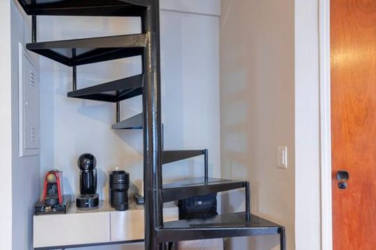 Comprar apartamento mobiliado com 2 quartos e piscina no condomínio. — Escada