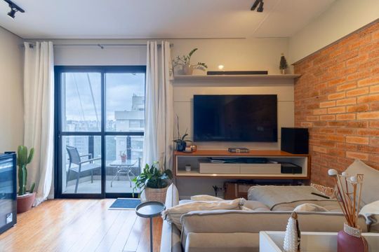 Comprar apartamento mobiliado com 2 quartos e piscina no condomínio. — Sala