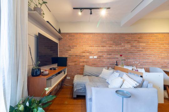 Comprar apartamento mobiliado com 2 quartos e piscina no condomínio. — Sala