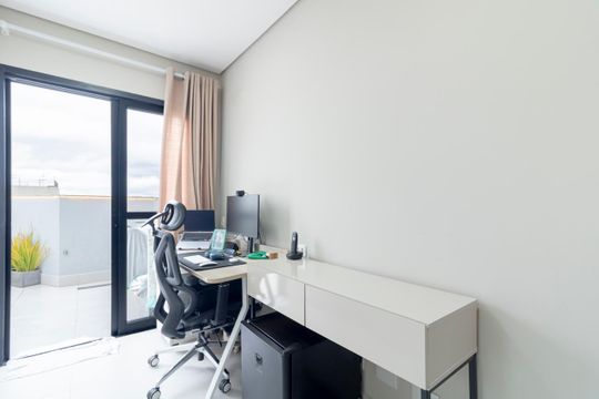 Comprar apartamento mobiliado com 2 quartos e piscina no condomínio. — Escritório