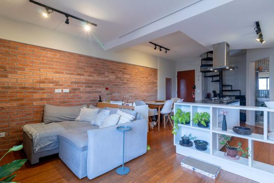 Comprar apartamento mobiliado com 2 quartos e piscina no condomínio. — Sala