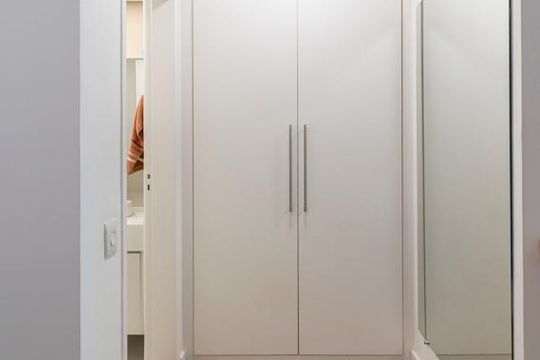 Comprar apartamento mobiliado com 2 quartos e piscina no condomínio. — Banheiro da Suíte