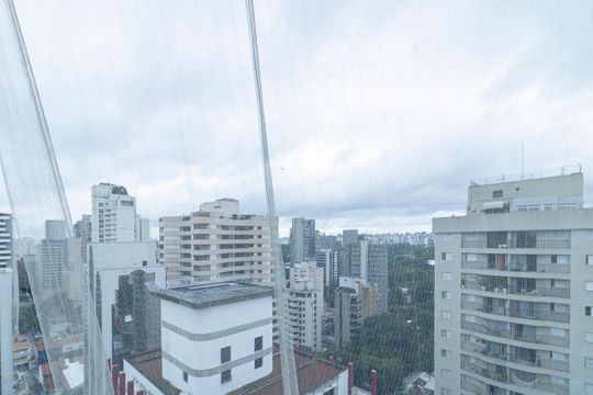 Comprar apartamento mobiliado com 2 quartos e piscina no condomínio. — Varanda