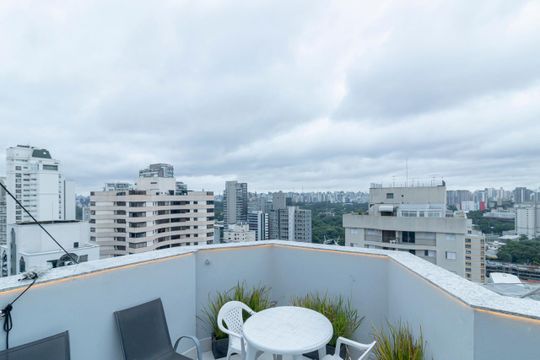 Comprar apartamento mobiliado com 2 quartos e piscina no condomínio. — Área Privativa