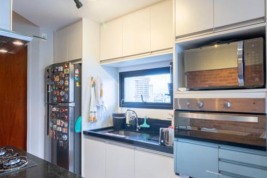 Comprar apartamento mobiliado com 2 quartos e piscina no condomínio. — Cozinha