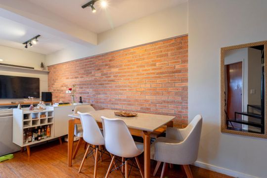 Comprar apartamento mobiliado com 2 quartos e piscina no condomínio. — Sala de Jantar