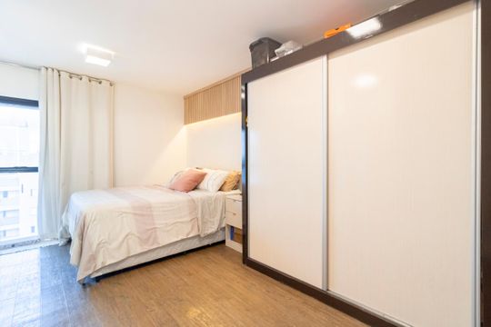 Comprar apartamento mobiliado com 2 quartos e piscina no condomínio. — Quarto Suíte