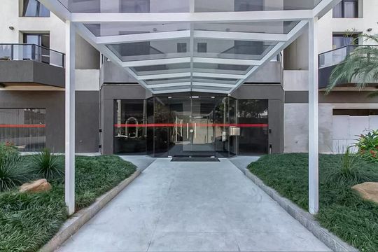 Comprar apartamento mobiliado com 2 quartos e piscina no condomínio. — Fachada