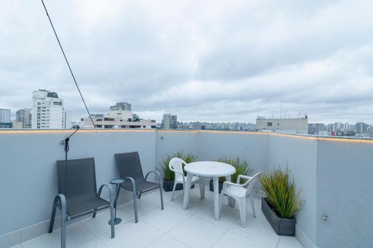 Comprar apartamento mobiliado com 2 quartos e piscina no condomínio. — Área Privativa
