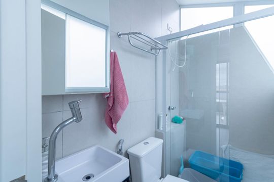 Comprar apartamento mobiliado com 2 quartos e piscina no condomínio. — Banheiro Social