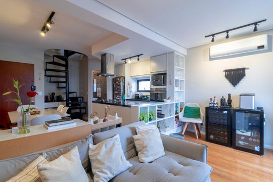 Comprar apartamento mobiliado com 2 quartos e piscina no condomínio. — Sala