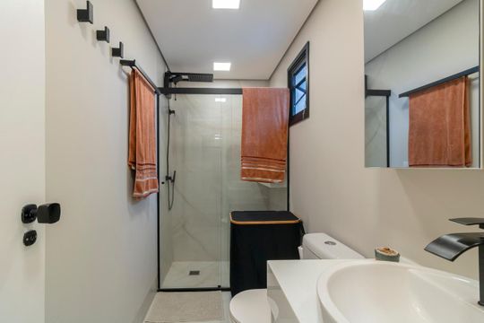 Comprar apartamento mobiliado com 2 quartos e piscina no condomínio. — Banheiro da Suíte