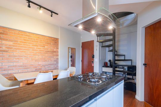 Comprar apartamento mobiliado com 2 quartos e piscina no condomínio. — Cozinha